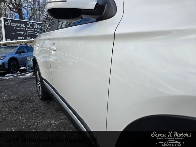 2016 Mitsubishi Outlander SE's photo